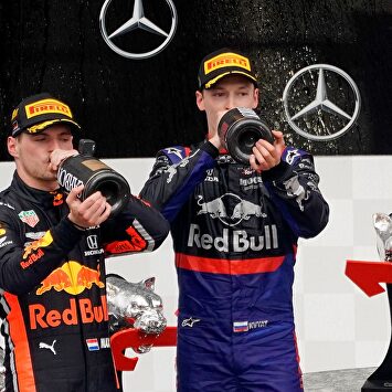 Verstappen (i), en el podio junto a Kvyat (c) y Vettel. |  EFE
