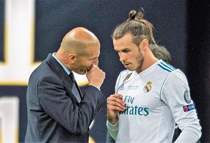 Zidane da instrucciones a Bale durante la final de la Champions de 2018 en Kiev. |  Cordon Press
