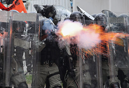 Policías abren fuego contra los manifestantes. |  EFE