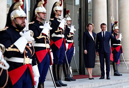 Emmanuel Macron junto a la presidenta eslovaca, Zuzana Caputova, el pasado miércoles, en el Palacio del Elíseo. | EFE