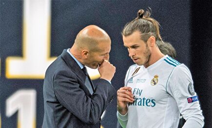 Zidane da instrucciones a Bale durante la final de la Champions de 2018 en Kiev. |  Cordon Press