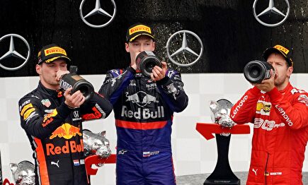 Verstappen (i), en el podio junto a Kvyat (c) y Vettel. |  EFE