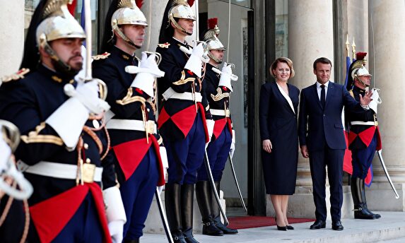 Emmanuel Macron junto a la presidenta eslovaca, Zuzana Caputova, el pasado miércoles, en el Palacio del Elíseo. |  EFE