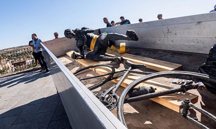 La estatua de bronce de homenaje a Bahamontes ha aparecido destrozada. |  EFE