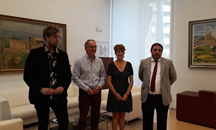 Los mimbros de EH Bildu Maiorga Ramírez, Adolfo Araiz y Bakartxo Ruiz, con el presidente del Parlamento de Navarra, Unai Hualde |  Europa Press