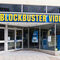 1. BlockbusterHubo una época en la que había un "Blockbuster en cada esquina", pero internet acabó con la todopoderosa cadena de videoclubes. Fundada en 1985 por David Cook llegó a tener en el año 2004 unos 9.000 locales en todo el mundo. Ahora, sólo sobrevive una tienda para nostálgicos en Oregón (EEUU)