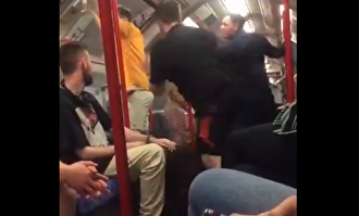 Canta borracho en el metro apoyando al Chelsea y le expulsan con un empujón 