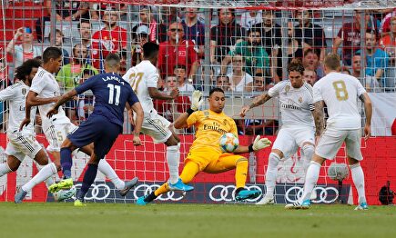 Keylor Navas realizando una de las múltiples paradas ante el Tottenham |  EFE