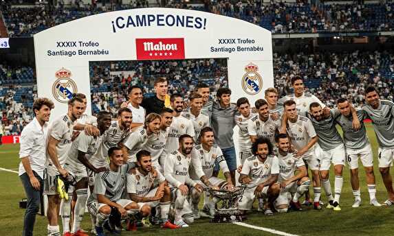 El Real Madrid posa con el Trofeo Santiago Bernabéu conquistado en verano de 2018 frente al Milan. |  Cordon Press