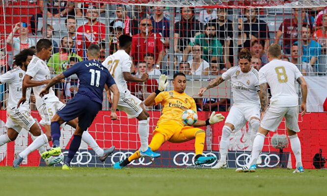 Keylor Navas realizando una de las múltiples paradas ante el Tottenham |  EFE