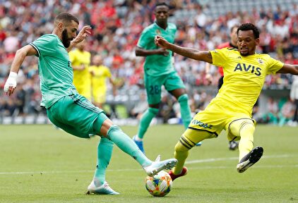 Karim Benzema sorteando a un rival esta tarde | Twitter Real Madrid