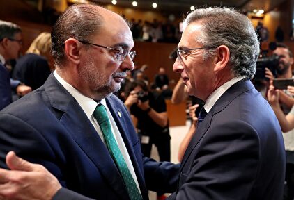 Javier Lambán felicitado por el portavoz popular en la Asamblea |  EFE