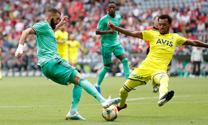 Karim Benzema sorteando a un rival esta tarde | Twitter Real Madrid