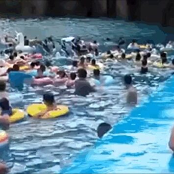 Decenas de heridos por un fallo en una piscina 'tsunami'