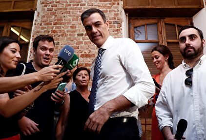 Sánchez atiende a los medios de comunicación. |  EFE