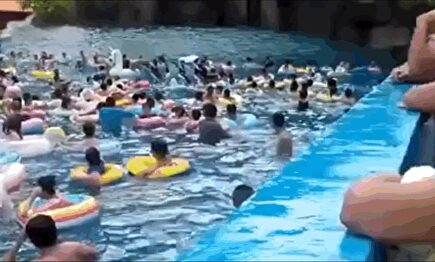 Decenas de heridos por un fallo en una piscina 'tsunami'