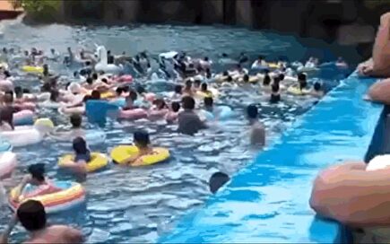 Decenas de heridos por un fallo en una piscina 'tsunami'