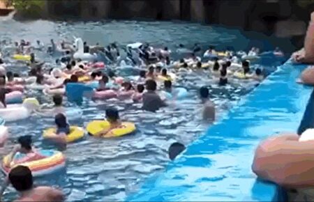 Decenas de heridos por un fallo en una piscina 'tsunami'