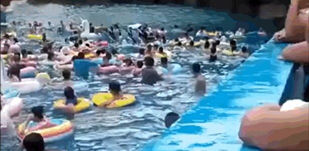 Decenas de heridos por un fallo en una piscina 'tsunami'