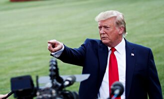 Donald Trump atiende a la prensa. | EFE