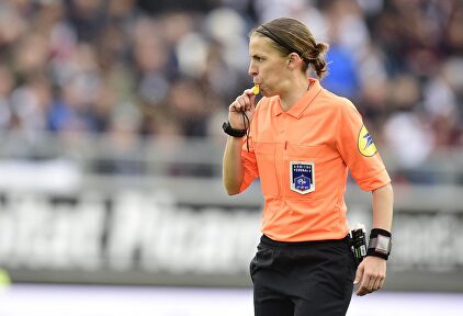 Stéphanie Frappart, primera mujer en dirigir una final europea de fútbol masculino. |  Cordon Press