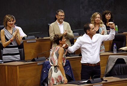 María Chivite y sus compañeros celebrando la votación |  EFE