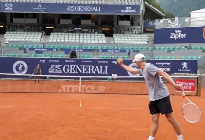 Debate tenístico: ¿saque 'legal' y efectivo o saque 'ilegal' y poco útil? 