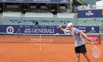 Debate tenístico: ¿saque 'legal' y efectivo o saque 'ilegal' y poco útil? 