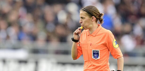 Stéphanie Frappart, primera mujer en dirigir una final europea de fútbol masculino. |  Cordon Press