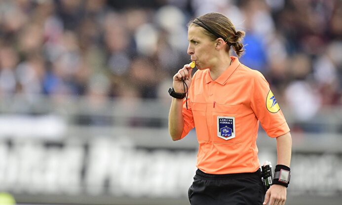 Stéphanie Frappart, primera mujer en dirigir una final europea de fútbol masculino. |  Cordon Press