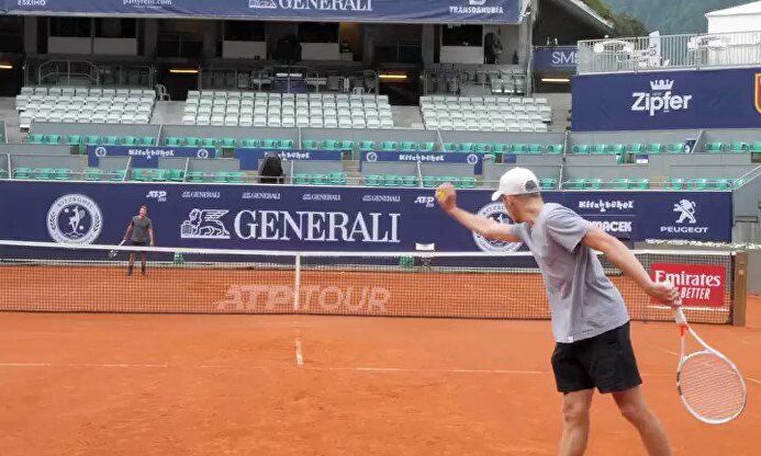 Debate tenístico: ¿saque 'legal' y efectivo o saque 'ilegal' y poco útil? 