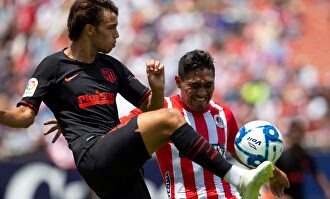 João Félix gana una pelota a un defensor del San Luis |  EFE