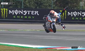 Espectacular 'salvada' de Odendaal, doma la moto y consigue frenarla desde el asfalto