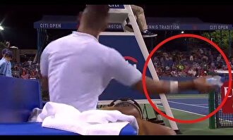 Kyrgios descontrolado lanza su botella a la silla del árbitro 