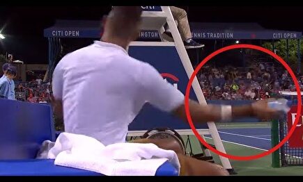 Kyrgios descontrolado lanza su botella a la silla del árbitro 