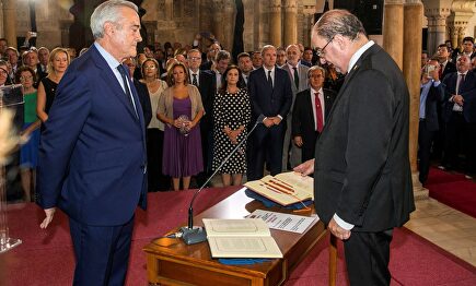 El socialista Javier Lambán, promete su cargo como presidente del Gobierno de Aragón ante el presidente de las Cortes regionales, Javier Sada. |  EFE