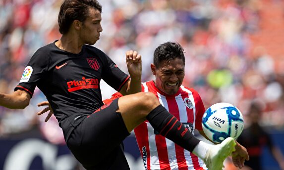 João Félix gana una pelota a un defensor del San Luis |  EFE