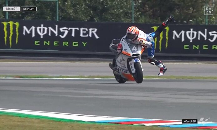 Espectacular 'salvada' de Odendaal, doma la moto y consigue frenarla desde el asfalto