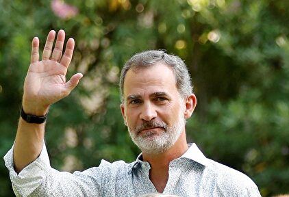 El rey Felipe VI saluda a los medios en el Palacio de Marivent. |  EFE