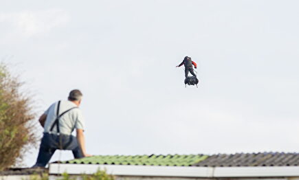 Franky Zapata, el 'soldado volador', sobrevolando el Canal de la Mancha. |  EFE