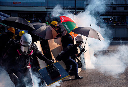 Manifestantes enfrentándose a la policía. |  EFE