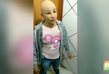 Narcotraficante disfrazado de niña. |  Handout, Administración Penitenciaria de Río de Janeiro