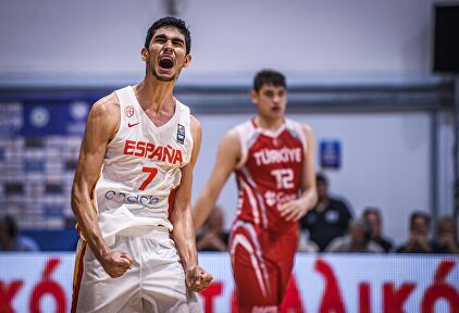 Santi Aldama (7) celebra un triple ante Turquía |  FIBA