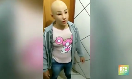 Narcotraficante disfrazado de niña. |  Handout, Administración Penitenciaria de Río de Janeiro