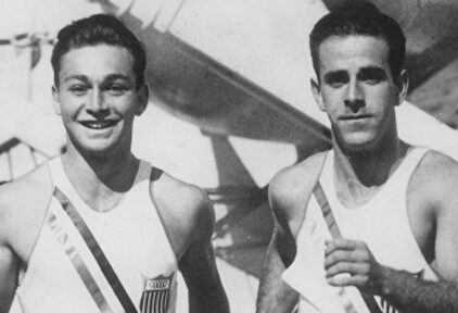 Marty Glickman (izqda) y Sam Stoller, entrenando en el barco camino a Berlín. |   Wikipedia