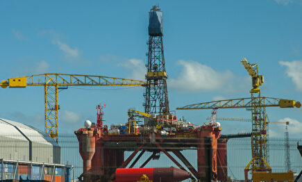 Una plataforma petrolífera es reparada en los astilleros Harland and Wolff. |  C.Jordá