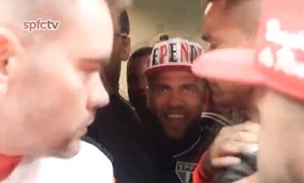 El increíble y agobiante recibimiento de la afición del Sao Paulo a Dani Alves