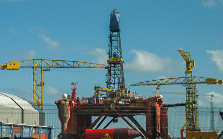 Una plataforma petrolífera es reparada en los astilleros Harland and Wolff. |  C.Jordá