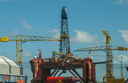 Una plataforma petrolífera es reparada en los astilleros Harland and Wolff. |  C.Jordá