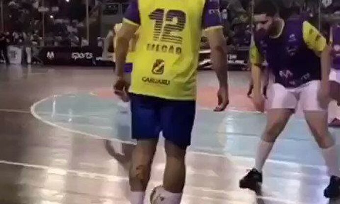 Humilló tanto al rival con un regate que tuvo que pedirle perdón 